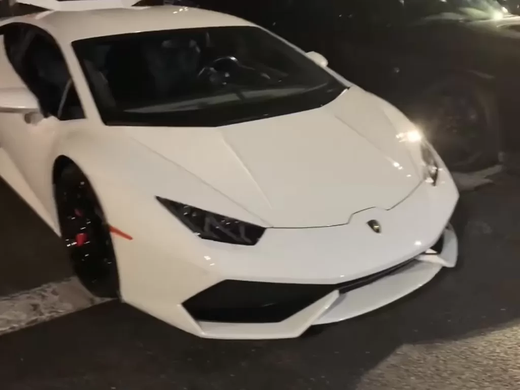 Lamborghini Huracan yang bertanding dengan Tesla Model S (photo/YouTube/Tesla Plaid Channel)