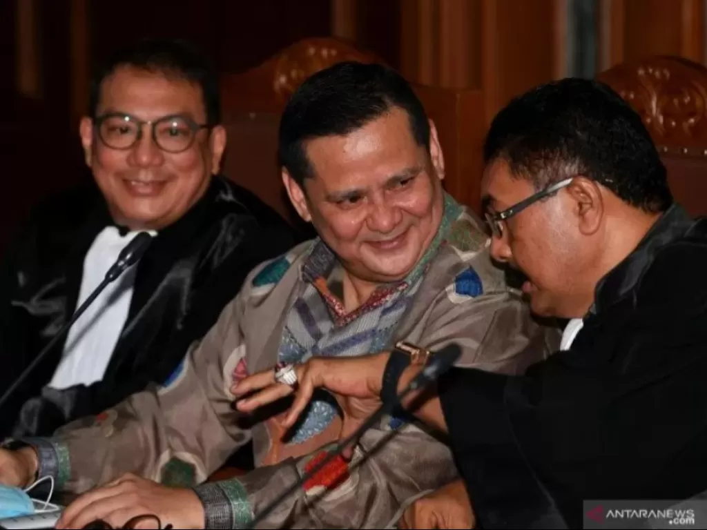 Terdakwa kasus suap penghapusan red notice Djoko Tjandra, Irjen Pol Napoleon Bonaparte (tengah) berbincang dengan kuasa hukumnya dalam sidang dakwaan di Pengadilan Tipikor, Jakarta, Senin (2/11/2020). (ANTARA)