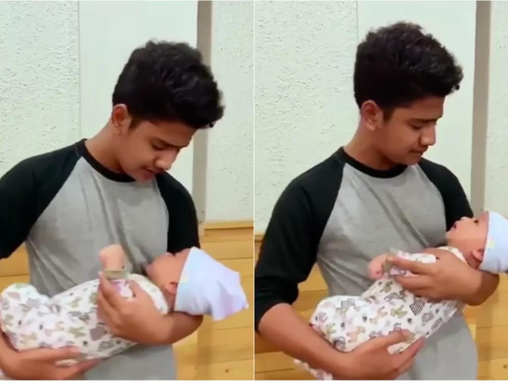 Syakir Daulay tenangkan bayi menangis. (Instagram/@syakirdaulay)