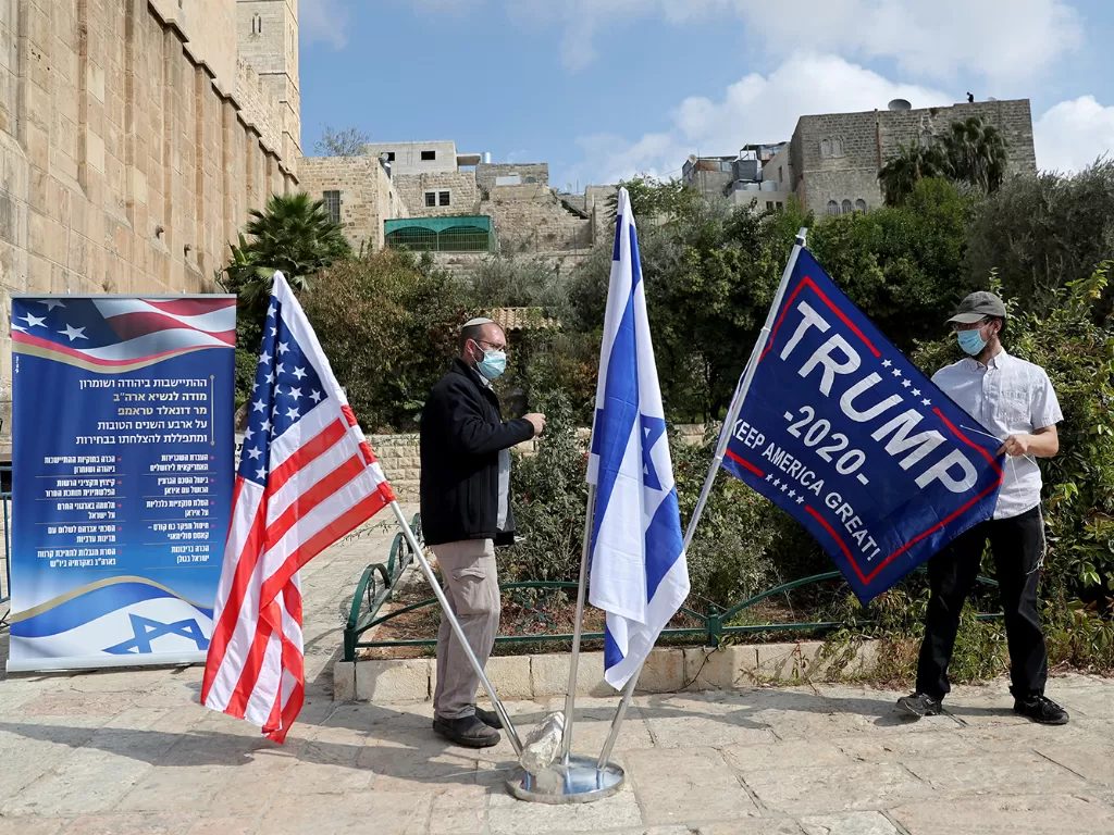 Pemukim Israel berdoa untuk terpilihnya kembali Trump di kota Tepi Barat. (Photo/Reuters/Ronen Zvulun)