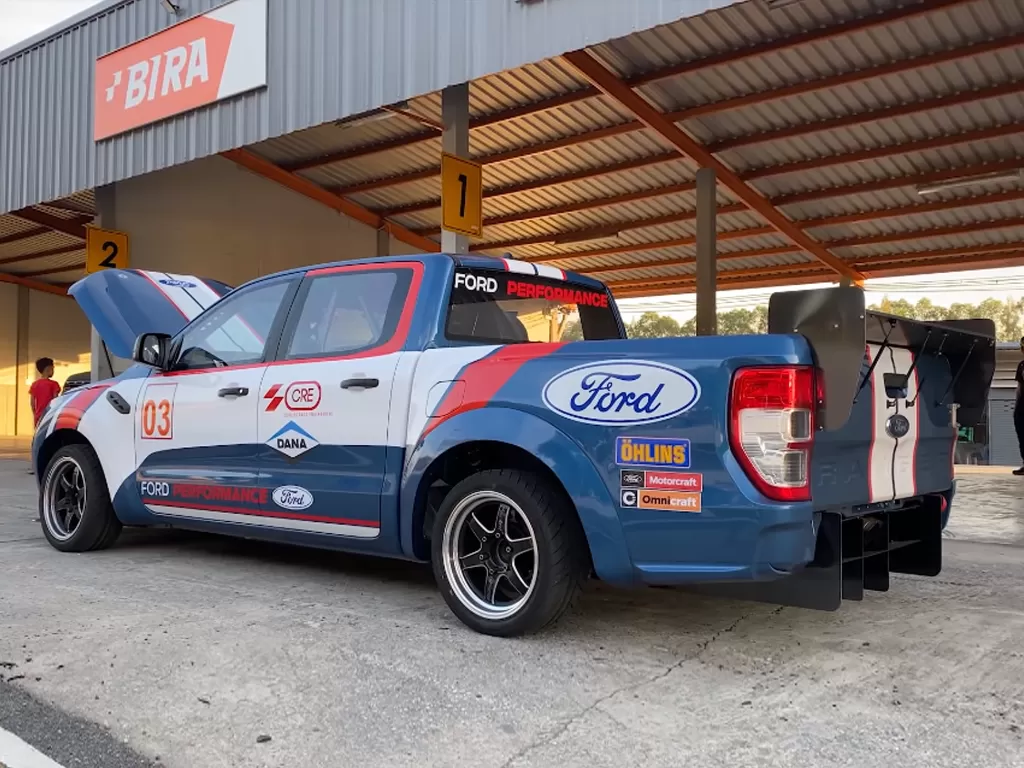 Mobil Ford Ranger Raptor saat disulap menjadi mobil balap (photo/YouTube/CB Media)
