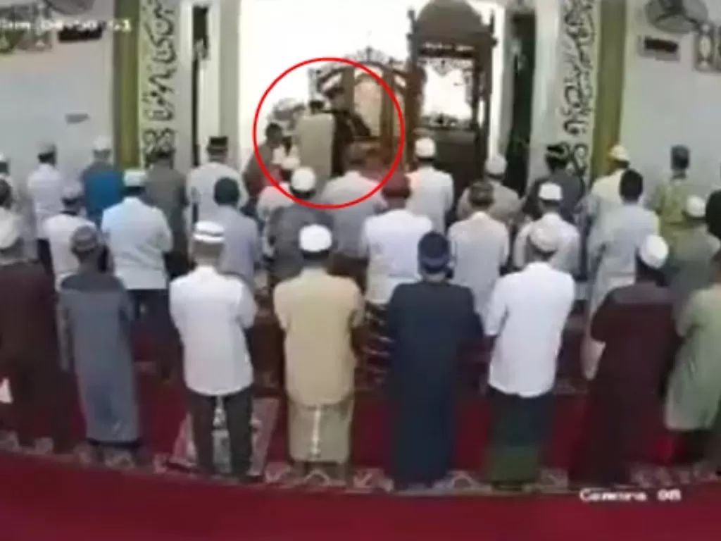 Pria cium imam masjid. (Tangkapan layar)