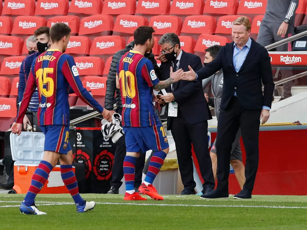 Para pemain dan pelatih Barcelona. (REUTERS/ALBERT GEA)