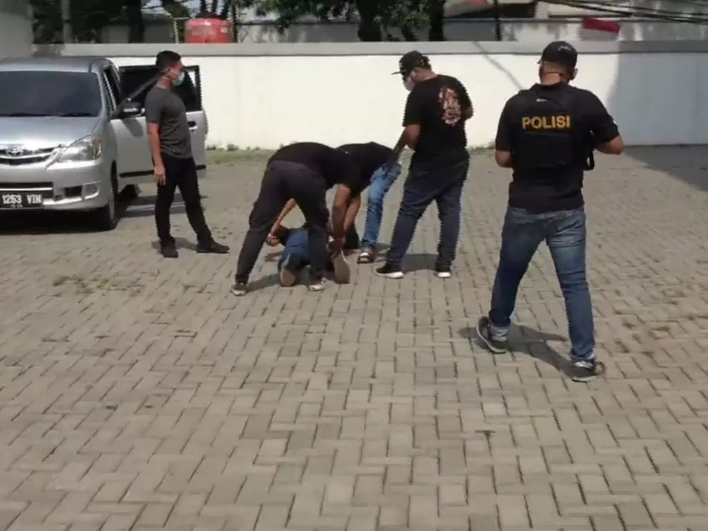 Jajaran Satuan Reserse Narkoba Polres Metro Jakarta Barat berhasil mengamankan kakak beradik yang hendak mengedarkan narkotika berjenis sabu-sabu. (dok humas Polres Jakarta Barat)