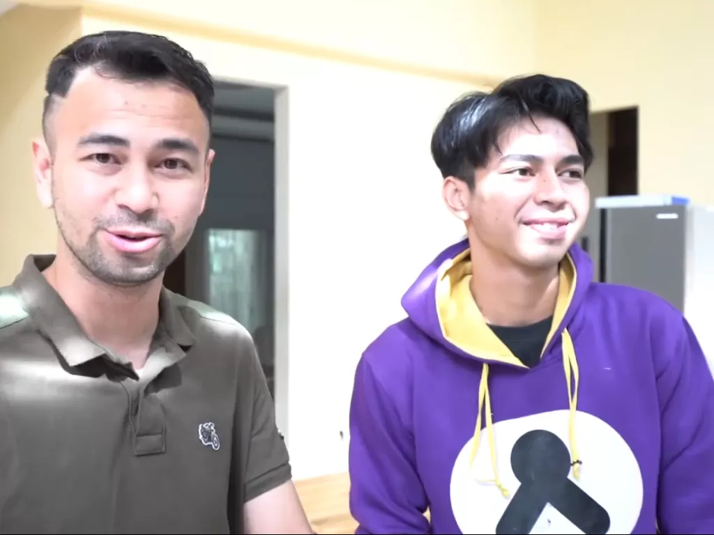 Raffi Ahmad bertemu dengan pedagang bakso ganteng yang viral. (YouTube/Rans Entertainment)