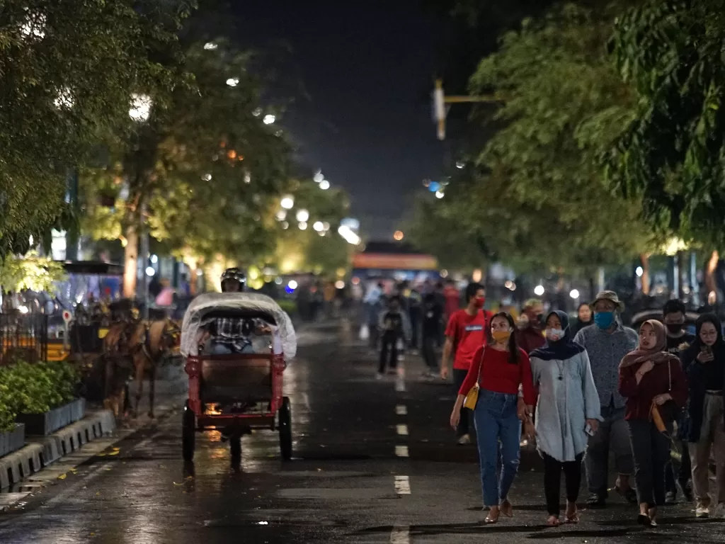 Warga berada di kawasan Malioboro saat uji coba Semi Pedestrian jalan Malioboro, Yogyakarta, Selasa (3/11/2020). ANTARA FOTO/Andreas Fitri Atmoko
