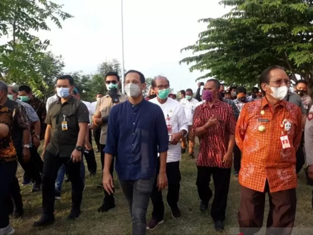   Mendikbud Nadiem Makarim didampingi Gubernur Sulteng Longki Djanggola saat berkunjung ke SMKN 8 Palu, Rabu (4/11/2020). (Photo/ANTARA/Muhammad Hajiji)