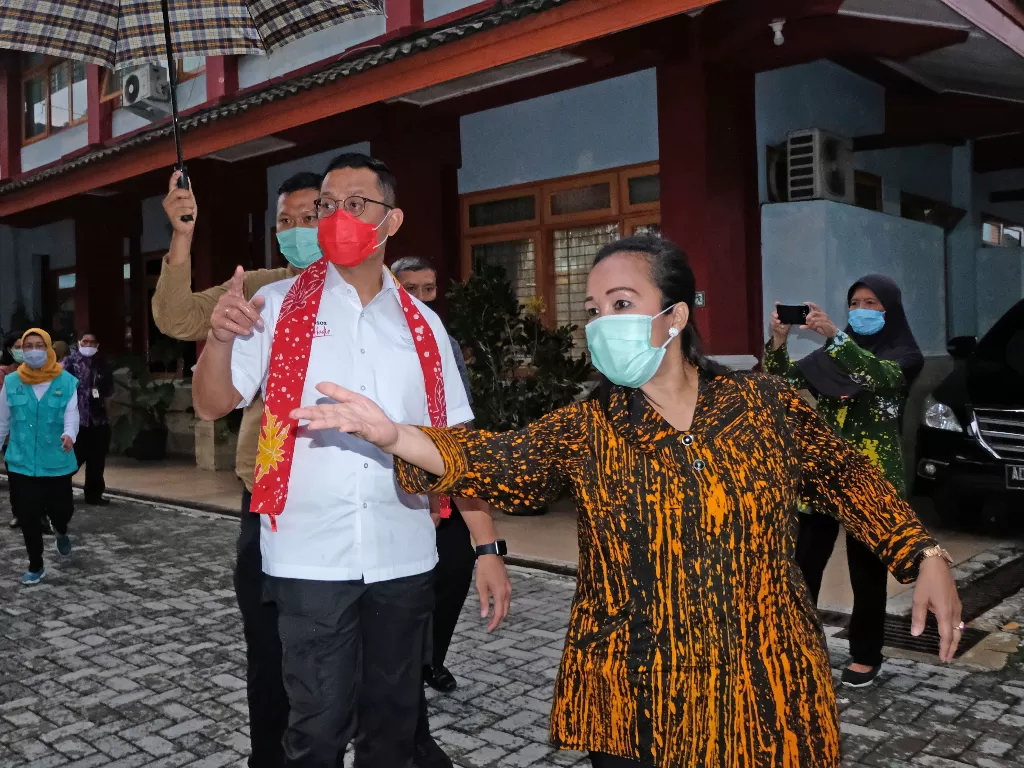 Menteri Sosial Juliari P Batubara (kiri) saat kunjungan kerja ke Balai Besar Rehabilitasi Sosial Penyandang Disabilitas Intelektual (BBRSPDI) Kartini Temanggung (ANTARA FOTO/Anis Efizudin)