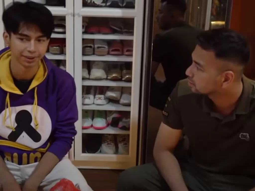 Raffi Ahmad bersama Dimas si pedagang bakso ganteng viral. (Instagram/@raffinagita1717)