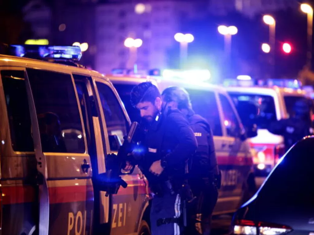 Polisi memblokir jalan di dekat alun-alun Schwedenplatz setelah baku tembak di Wina yang dilakukan simpatisan ISIS. (REUTERS/Lisi Niesner)