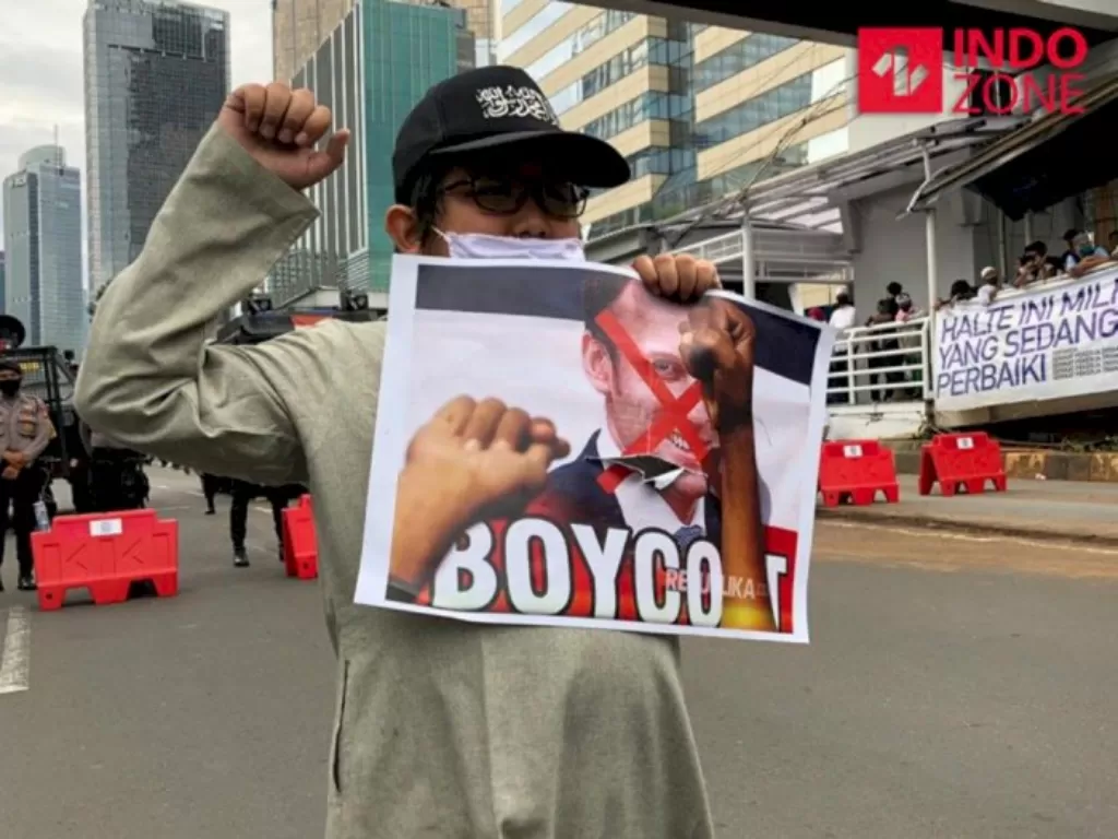 Anak kecil membawa poster ajakan boikot produk Prancis saat aksi PA 212 di Jakarta. (INDOZONE/Samsudhuha Wildansyah)