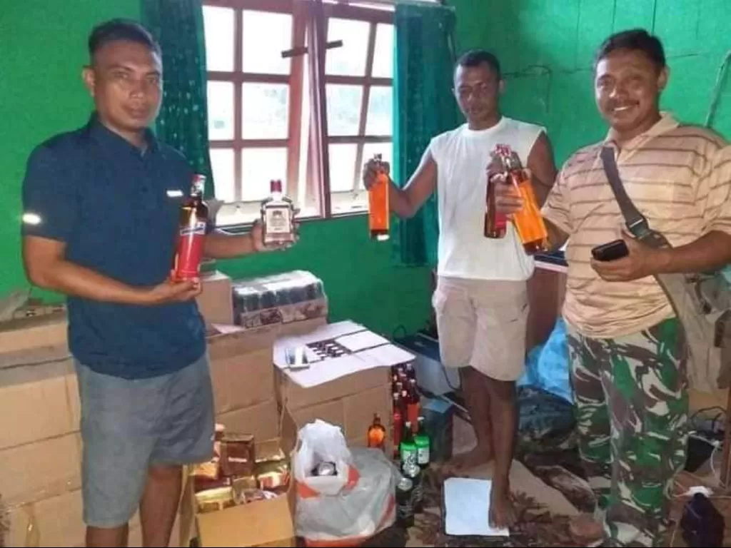 Pengedar dan bahan bukti miras dari pengedar miras di Papua. (Dok. Humas Polda Papua).