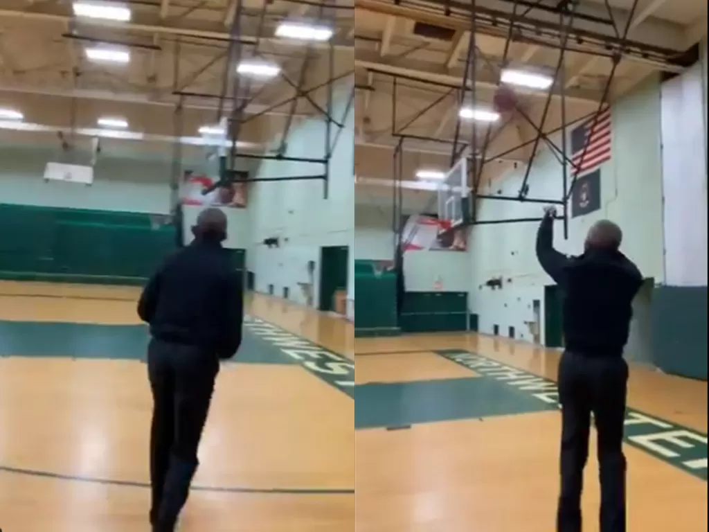 Cuplikan video disaat Barack Obama pamer skill bermain bola basket dan cetak 3 poin. (photo/Twitter/@BarackObama)
