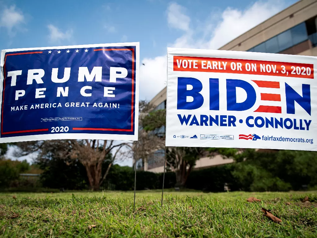 Baliho kampanye peserta Pilpres Amerika Serikat yakni Donald Trump dan Joe Biden. (REUTERS/Alexander Drago)
