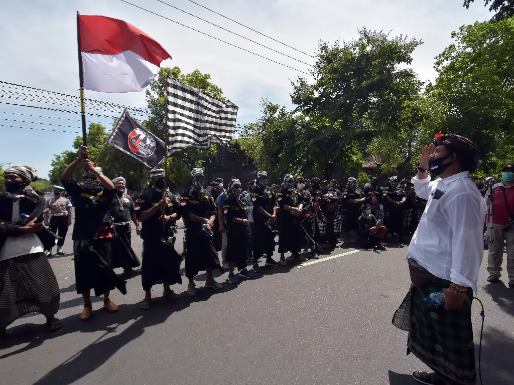 Pengunjuk rasa dari Forum Komunikasi Taksu Bali menyanyikan lagu Indonesia Raya dalam aksi mengecam pernyataan anggota Dewan Perwakilan Daerah (DPD). ANTARA FOTO/Nyoman Hendra Wibowo