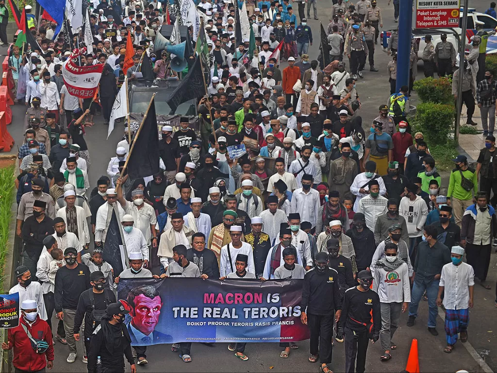 Ratusan orang dari sejumlah Ormas, santri, mahasiswa dan pondok pesantren yang tergabung dalam Forum Persaudaraan Muslim Banten (FPMB) berunjuk rasa di Alun-alun Serang, Banten, Rabu (4/11/2020). (Photo/ANTARA FOTO/Asep Fathulrahman)