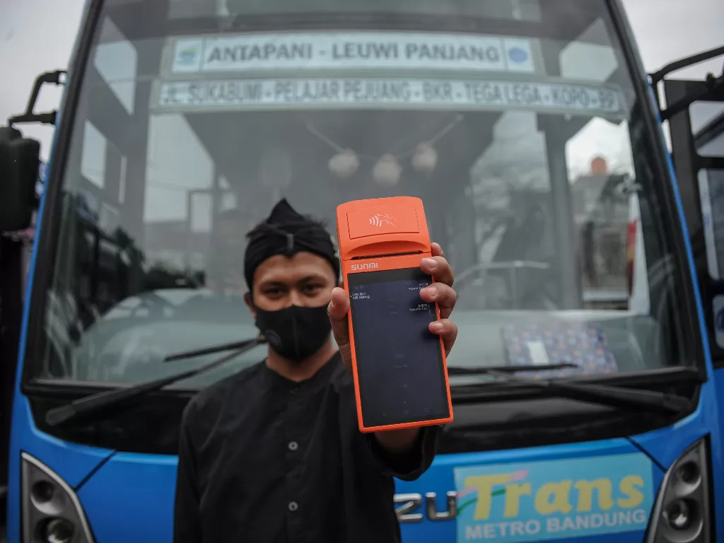 Petugas menunjukkan mesin pembayaran non-tunai untuk pembayaran pajak kendaraan bermotor saat diluncurkan di Kantor UPT pengujian Kendaraan Dinas Perhubungan, Bandung, Jawa Barat, Kamis (5/11/2020). ANTARA FOTO/Raisan Al Farisi
