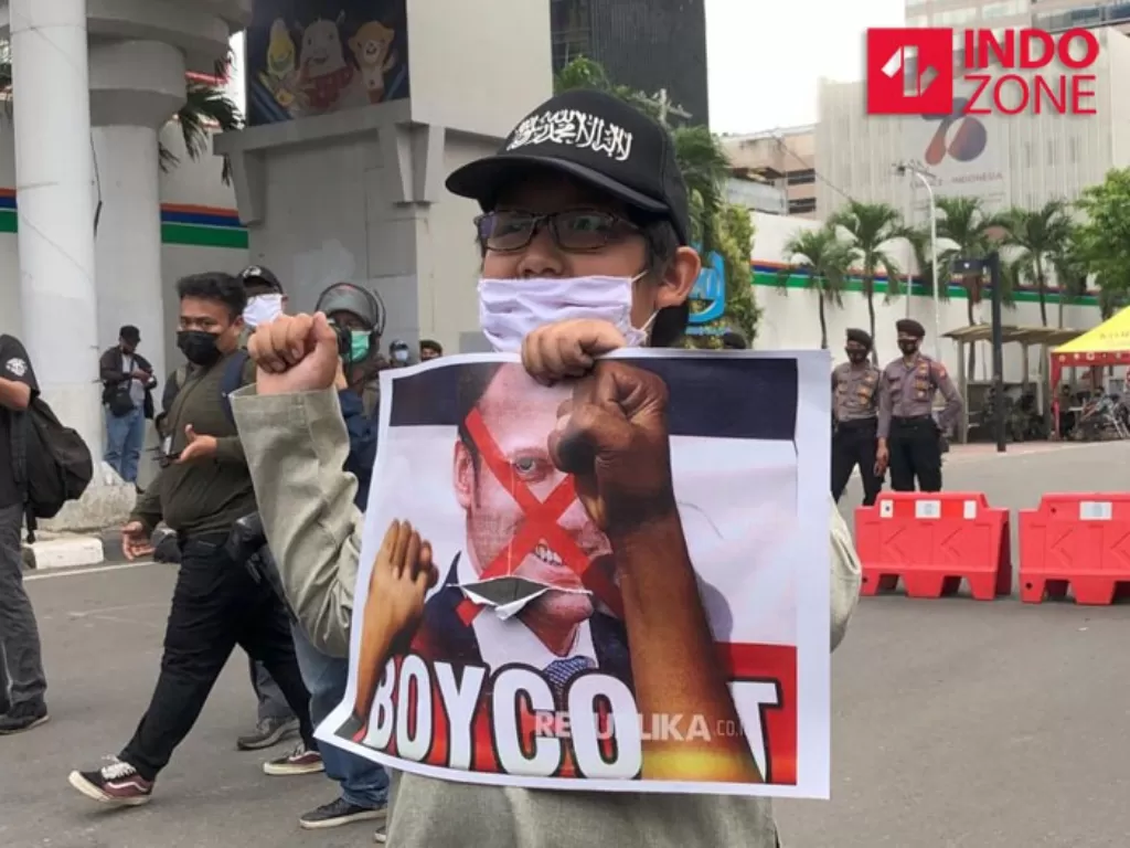 Anak kecil membawa poster ajakan boikot produk Prancis saat aksi PA 212 di Jakarta. (INDOZONE/Samsudhuha Wildansyah)