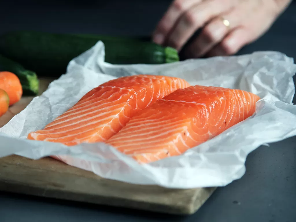 Ikan salmon yang kaya omega-3 (Unsplash/Caroline Attwood)