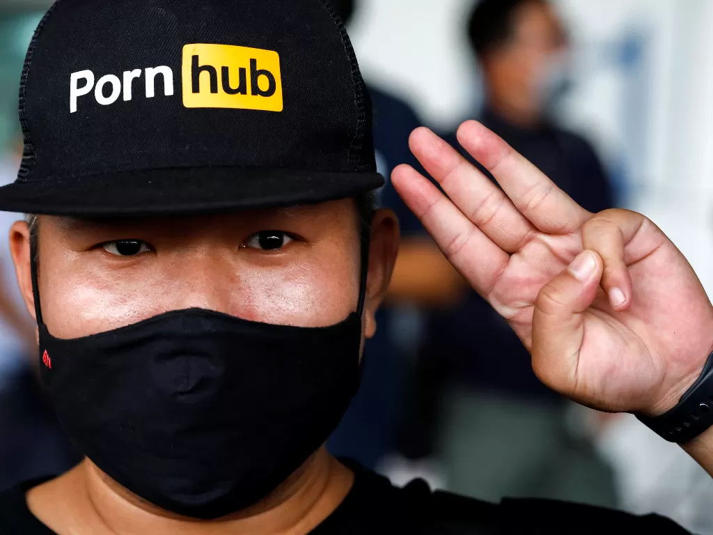 Warga Thailand protes pemblokiran terhadap situs PornHub dan situs porno lainnya (REUTERS/Krit Phromsakla Na Sakolnakorn)