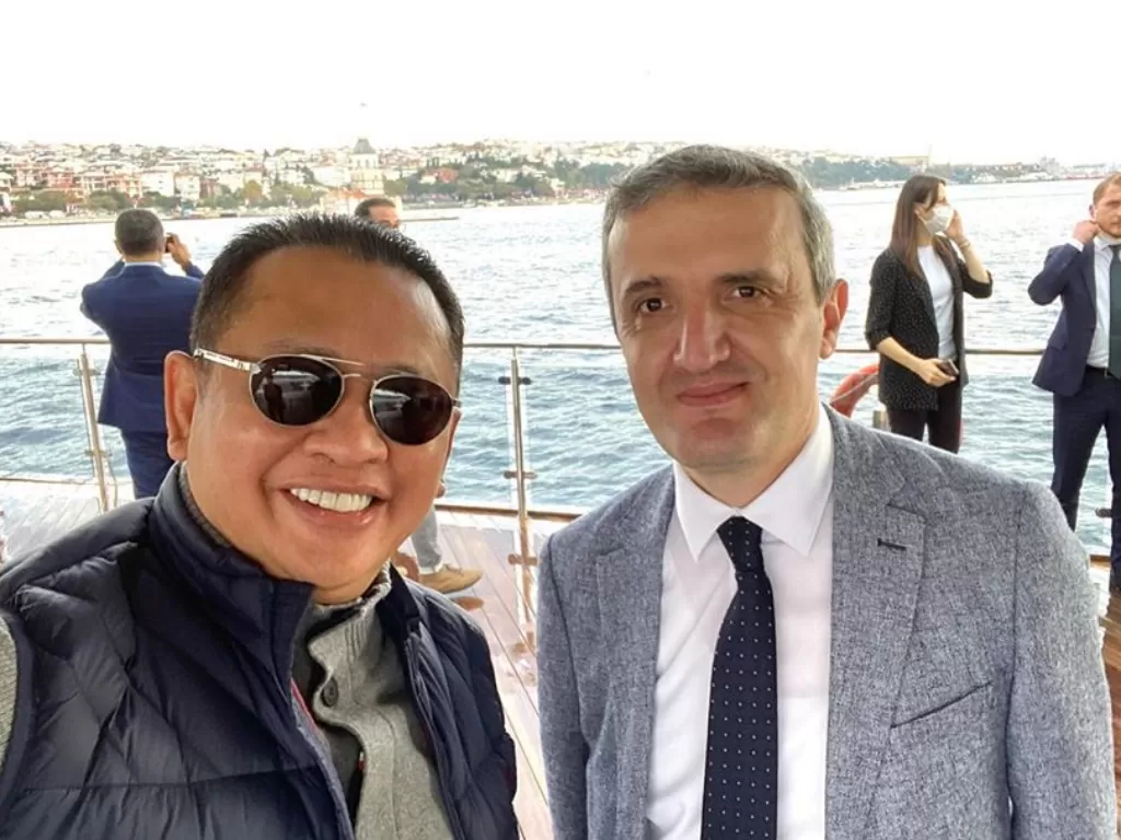 Bamsoet saat selfie bersama Wakil Wali Kota Istanbul di Turki. (Intagram)