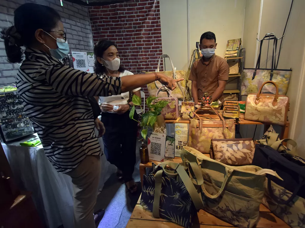 Calon pembeli memilih produk yang dipamerkan dalam Gelar Produk Industri dan Perdagangan Kota Denpasar di Gedung Dharma Negara Alaya, Denpasar, Bali, Rabu (4/11/2020). (Photo/Ilustrasi/ANTARA FOTO/Nyoman Hendra Wibowo)