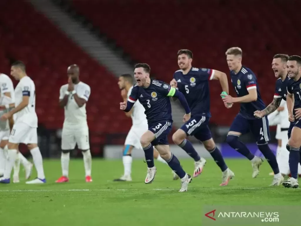 Ilustrasi - Pemain Skotlandia gembira setelah memenangi adu penalti melawan Israel pada babak play off kualifikasi Euro 2020 (8/10/2020).  (photo/REUTERS/Russell Cheyne)