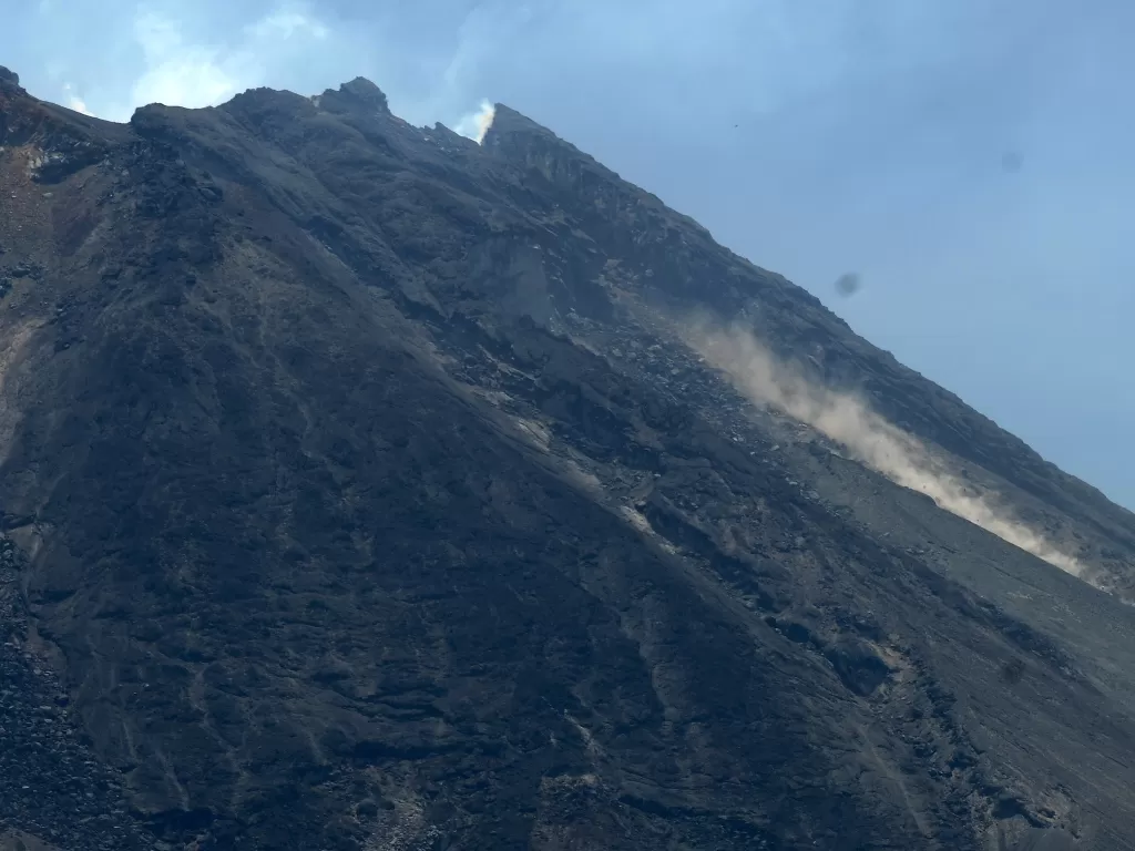 Aktivitas guguran kecil material Gunung Merapi terlihat di Tlogolele, Selo, Boyolali, Jawa Tengah, Jumat (6/11/2020). ANTARA FOTO/Aloysius Jarot Nugroho