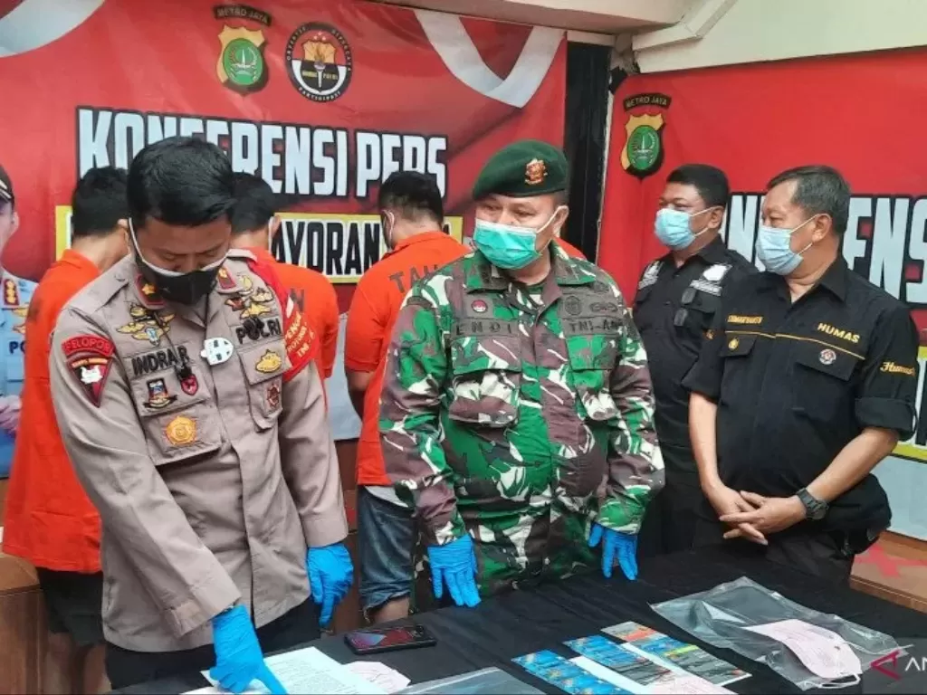 Polsek Kebayoran Lama dan TNI AD menangkap lima orang komplotan pembobol ATM di Komplek Kostrad, Kebayoran Lama, Jakarta Selatan, Jumat (6/11/2020). (Photo/ANTARA/Laily Rahmawaty)
