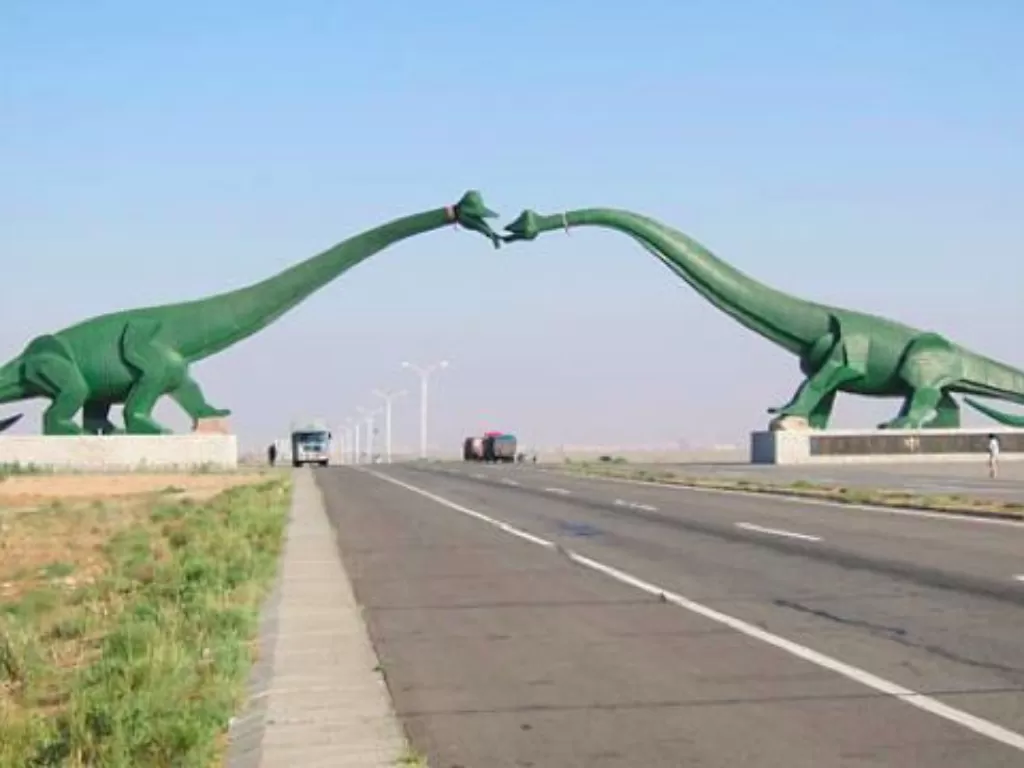 Patung dinosaurus di Erenhot, Tiongkok. (pinterest.com)