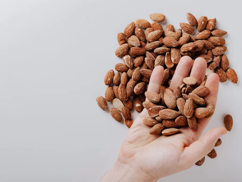 Kacang almond (Pexels/Karolina Grabowska)