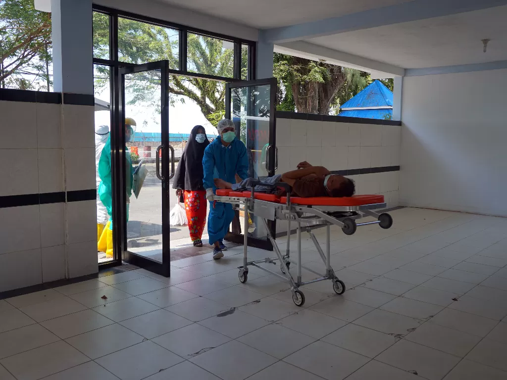 Petugas kesehatan mendorong pasien yang akan diisolasi di Rumah Sakit Rujukan COVID (RSRC) Kota Sorong, Papua Barat, Kamis (5/11/2020). ANTARA FOTO/Olha Mulalinda