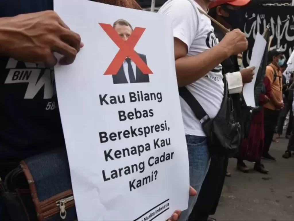 Massa dari aliansi ormas muslim berunjuk rasa menentang sikap Presiden Prancis Emmanuel Macron terkait gambar Nabi Muhammad SAW di kawasan Kedubes Prancis, Jakarta, Rabu (4/11/2020). (Photo/ANTARA FOTO/Indrianto Eko Suwarso)