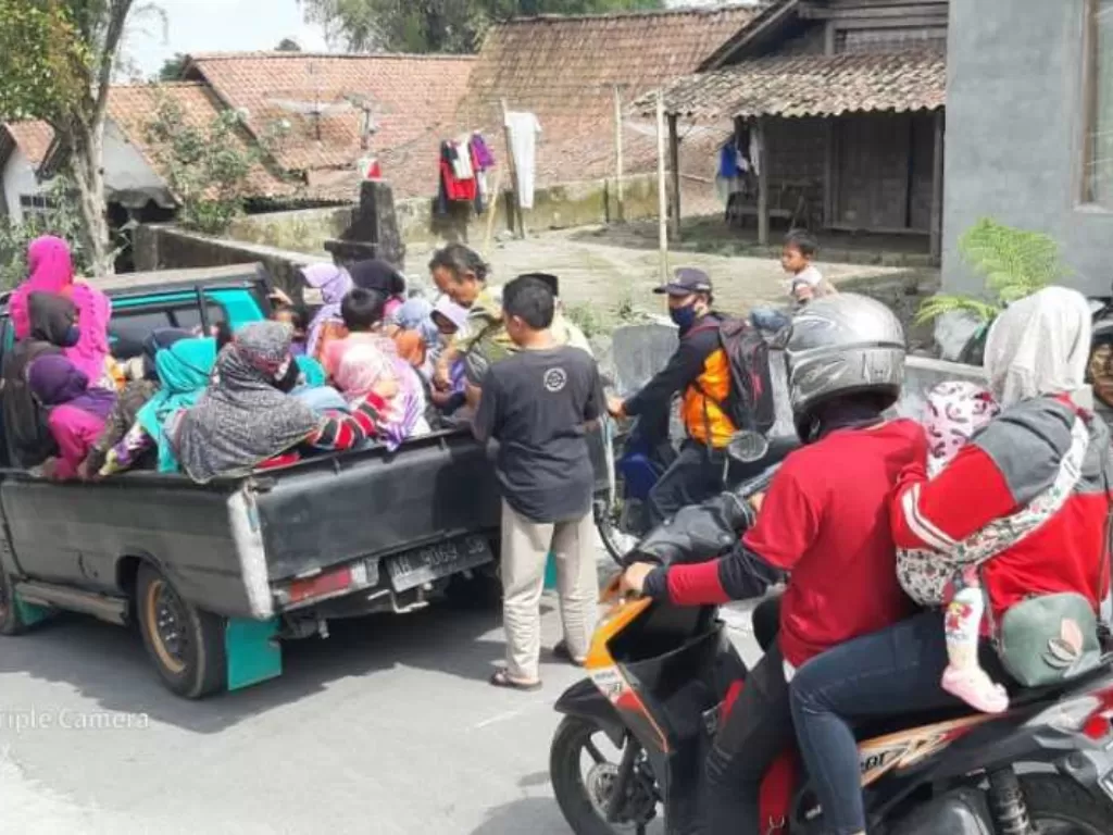 Warga desa di sekitar kawasan Gunung Merapi di wilayah Kabupaten Magelang, Jawa Tengah, mulai mengungsi pada Jumat (6/11/2020). (Foto: ANTARA/BPBD Kabupaten Magelang) 