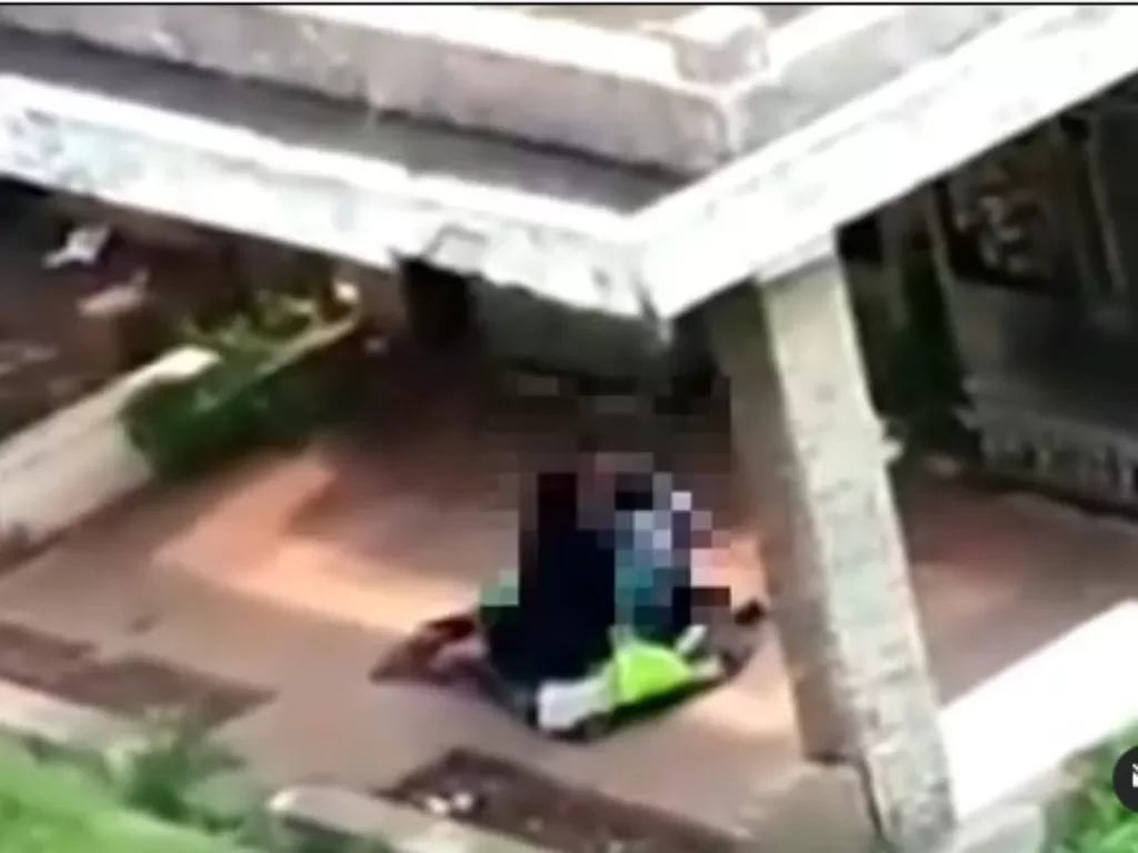 Video viral pasangan mesum di kuburan. (Instagram/@jurnalis169).