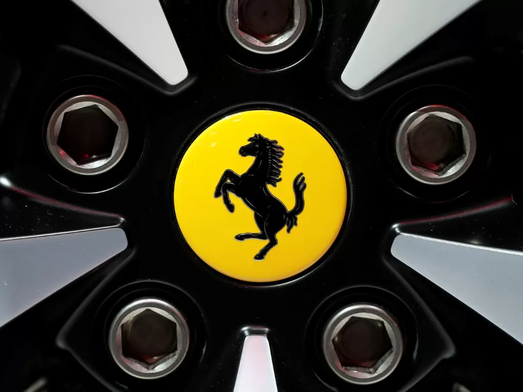 Tampilan logo Ferrari di bagian roda mobil buatannya (photo/REUTERS/Benoit Tessier)