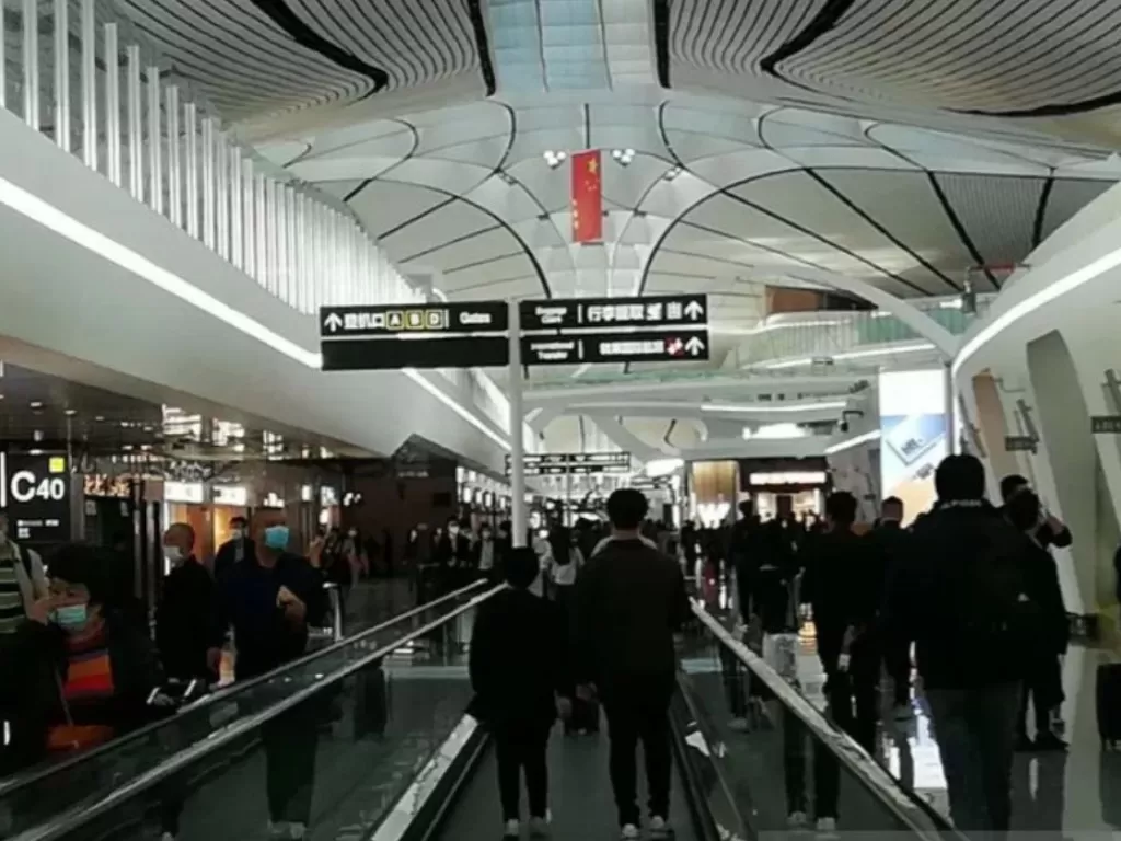 Suasana terminal kedatangan dan keberangkatan domestik Bandar Udara Internasonal Daxing Beijing (BDIA) ramai oleh para penumpang yang baru turun dari pesawat dan hendak berangkat, Jumat (6/11/2020). (ANTARA)
