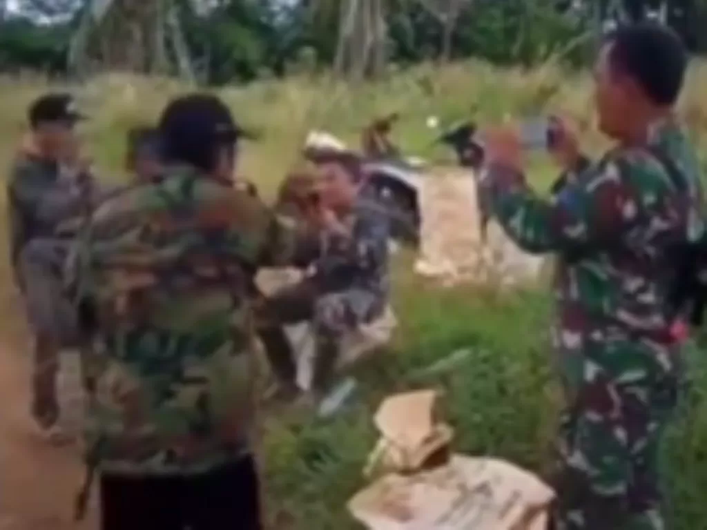 Warga mengancam dua anggota TNI AL. (Tangkapan layar video)