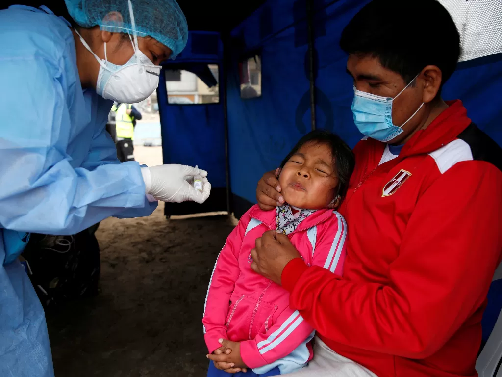 Seorang anak di Lima, Peru 7 sedang diswab. (REUTERS/Sebastian Castaneda)