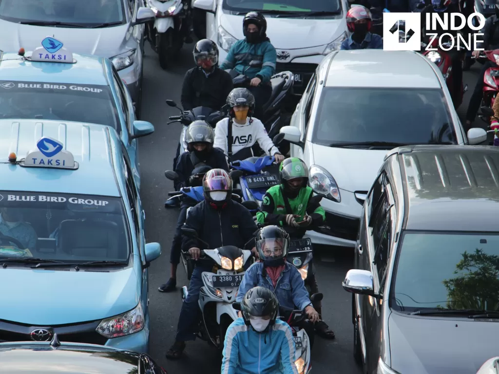 Kendaraan terjebak kemacetan di Jalan Mampang Prapatan, Jakarta, Senin (8/6/2020). (INDOZONE)