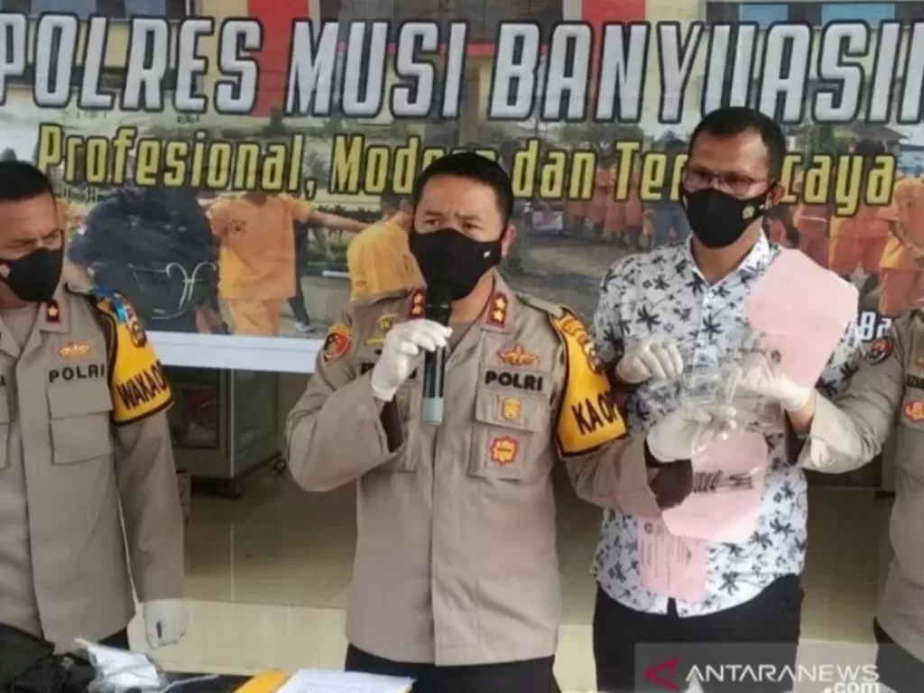 Kapolres Musi Banyuasin AKBP Erlin Tangjaya menujukan barang bukti sitaan dari bandar narkoba bernama Andi, Minggu (8/11/2020) (ANTARA) 