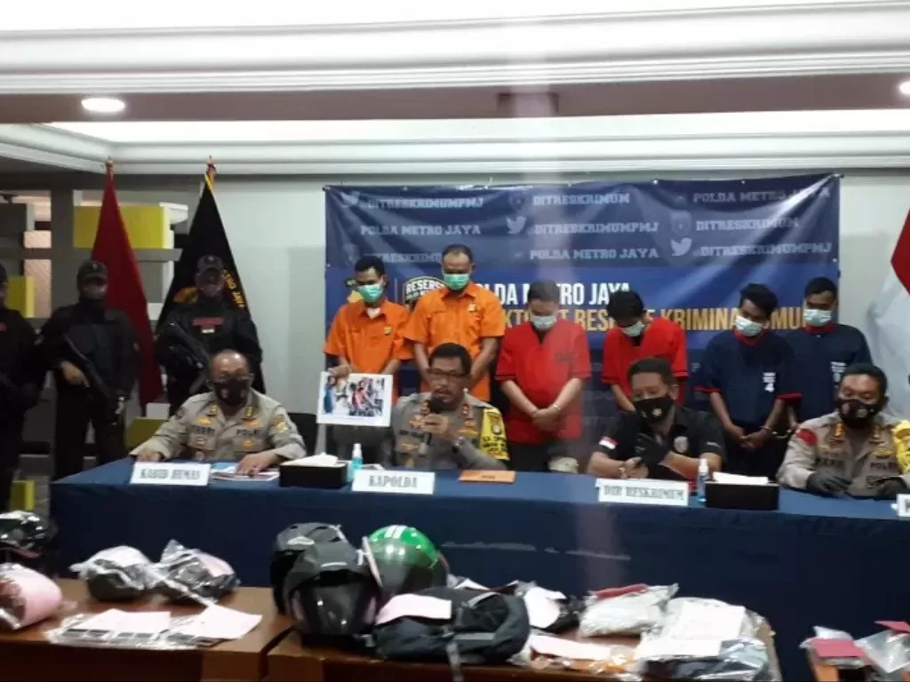   Kapolda Metro Jaya Inspektur Jenderal Polisi Nana Sudjana (kedua kiri) pimpin jumpa pers penangkapan begal sepeda di Mako Polda Metro Jaya, Sabtu (7-11-2020). (Photo/ANTARA/Fianda Sjofjan Rassat)