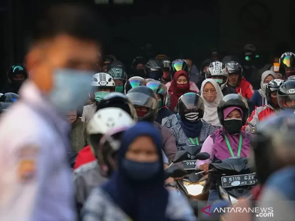 Ilustrasi - Sejumlah buruh pabrik pulang kerja di kawasan Cikupa, Kabupaten Tangerang, Banten. (photo/ ANTARA FOTO/Fauzan)