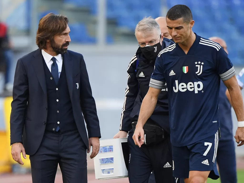 Andrea Pirlo dan Cristiano Ronaldo dalam laga Lazio vs Juventus, Minggu (8/11/2020). (REUTERS/ALBERTO LINGRIA)