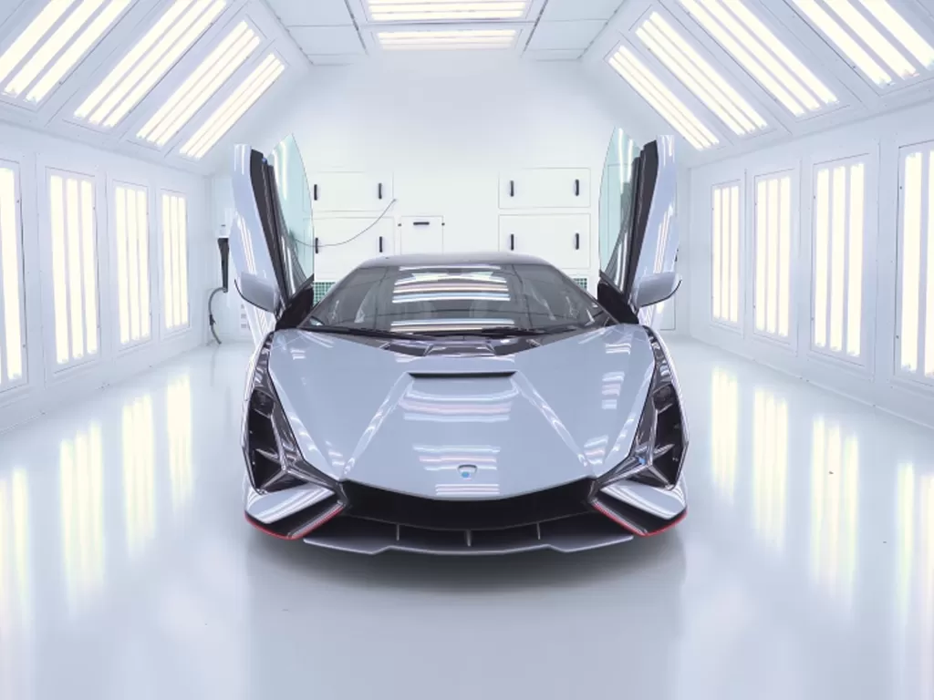 Tampilan depan mobil Lamborghini Sian yang sudah siap 95% (photo/YouTube/Yiannimize)