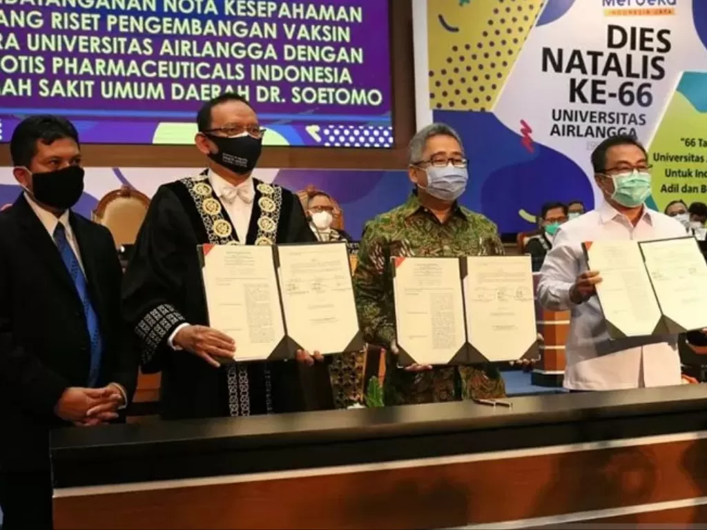 Penandatanganan 'MoU' antara Unair dan PT Biotis Pharmacipical Indonesia untuk uji Vaksin Merah Putih di Kampus Unair Surabaya, Senin (09/11/2020). (Photo/ANTARA/Handout)