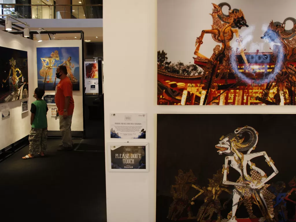 Pengunjung mengamati karya foto pada pameran (ANTARA FOTO/Maulana Surya)