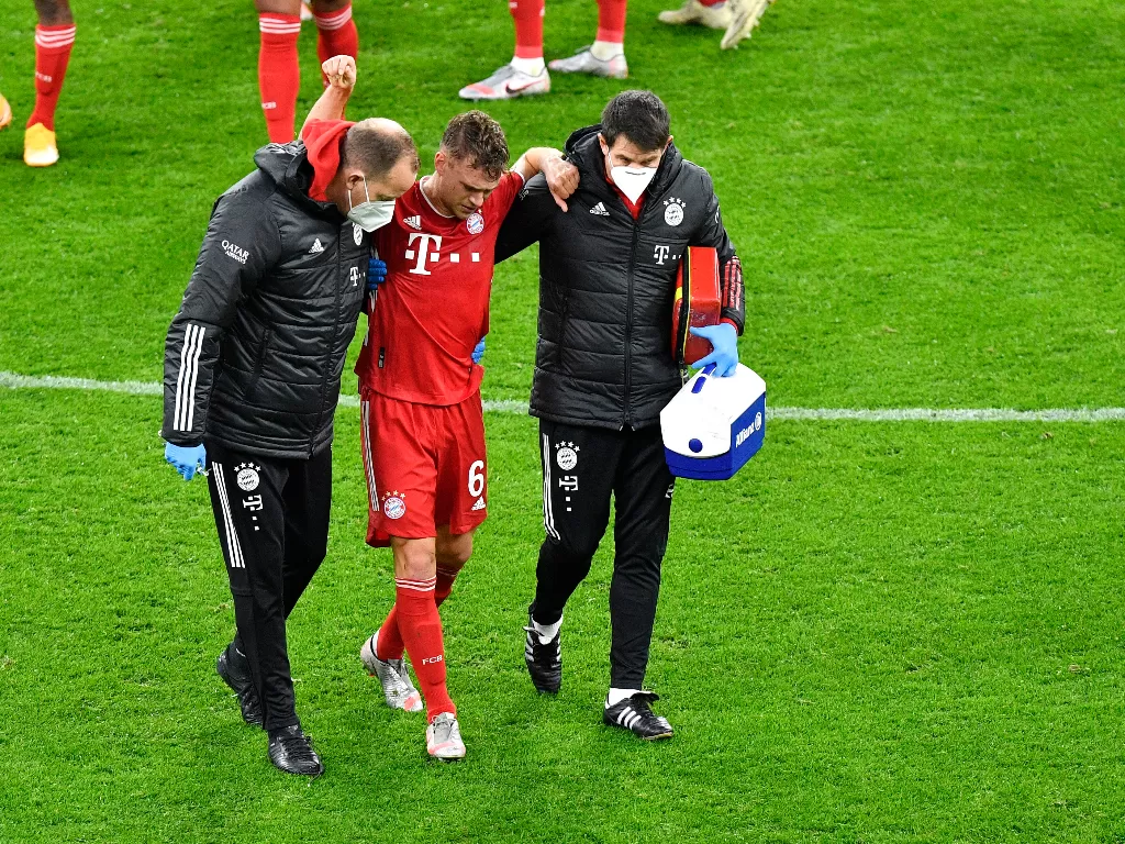 Joshua Kimmich cedera lutut di laga Dortmund vs Bayern. (REUTERS/MARTIN MEISSNER)