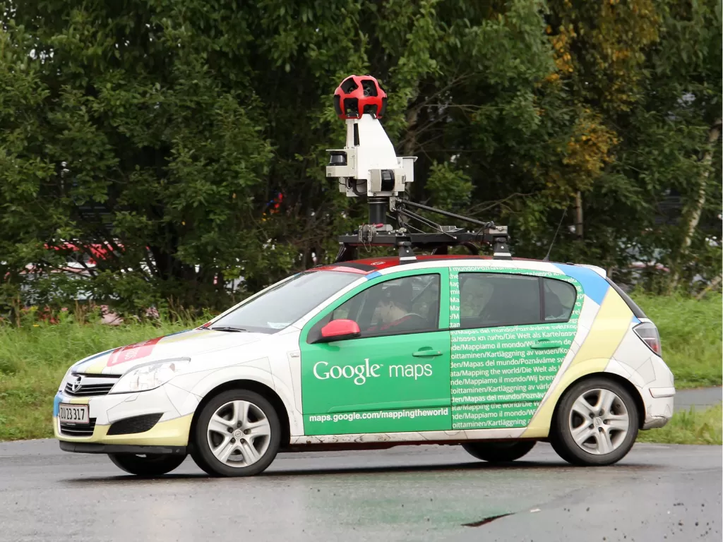 Mobil Google Street View saat terlihat di Sundsvall, Swedia (photo/REUTERS/Fabrizio Bensch)
