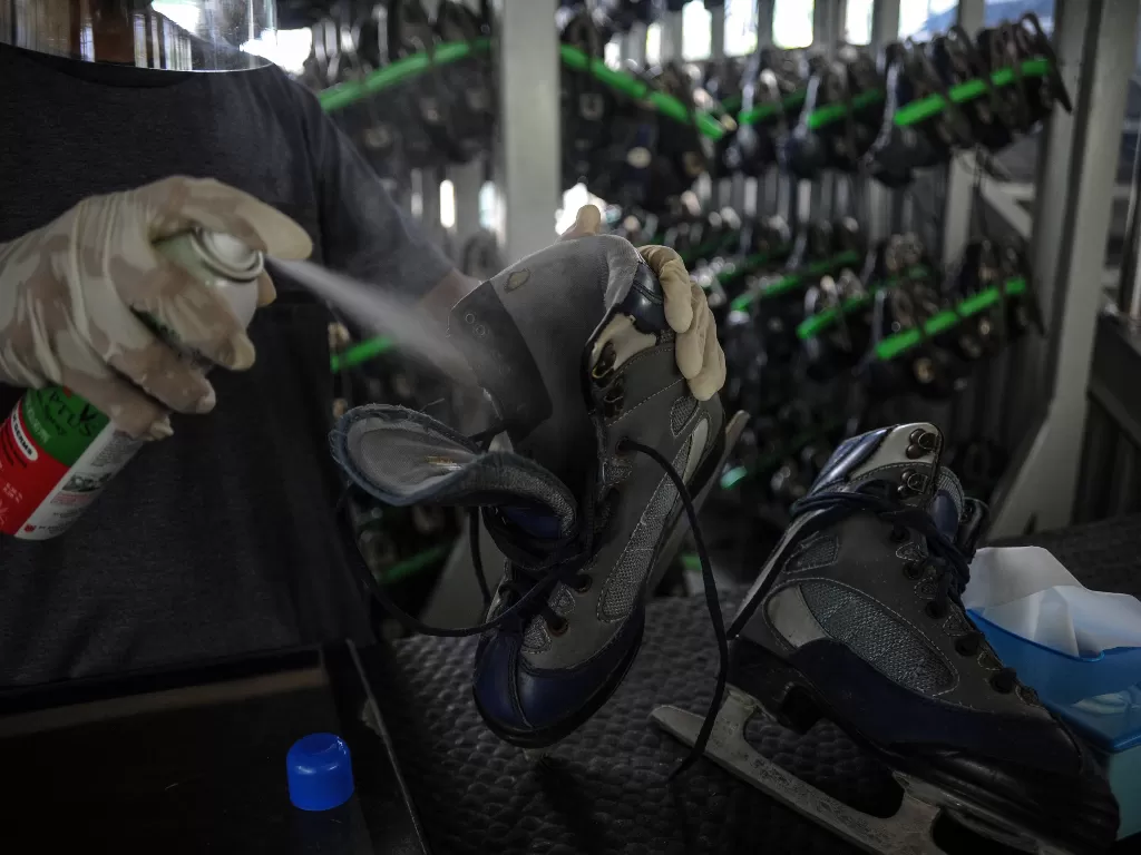 Pekerja membersihkan sepatu khusus untuk olahraga 